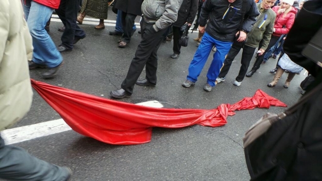 Учасники Євромайдану знесли намет комуністів біля пам'ятника Леніну в Києві
