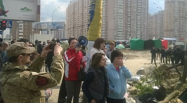 В Киеве приостановили скандальное строительство на Позняках