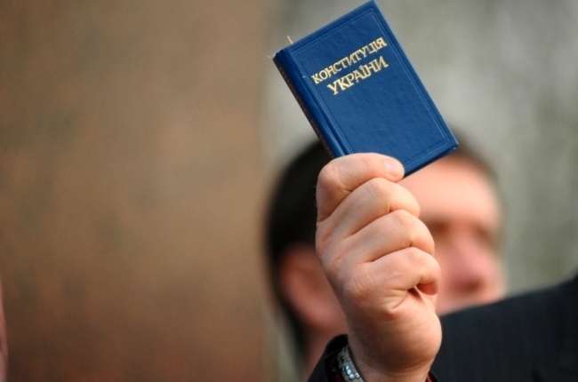 Рада вынесла на повестку дня проект Конституции Порошенко