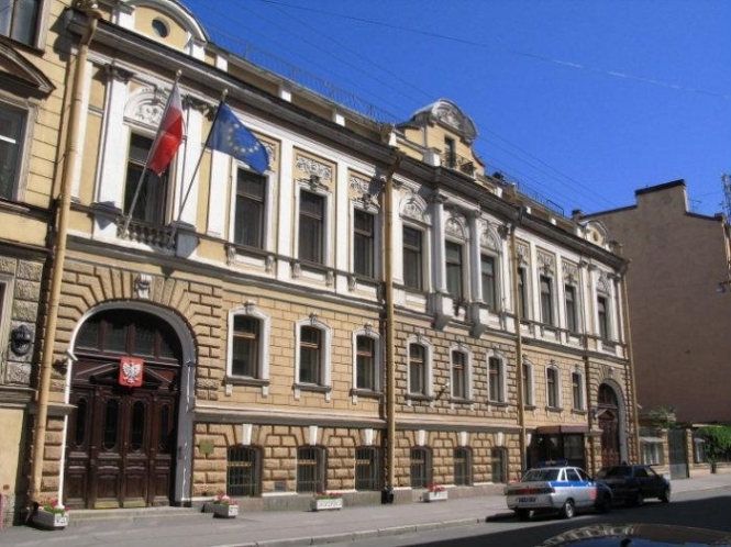 Через вигаданий борг Росія виганяє на вулицю консульство Польщі у Петербурзі