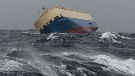 До узбережжя Франції рухається некероване вантажне судно