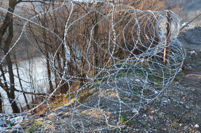 Уздовж частини західного кордону України встановили колючий дріт
