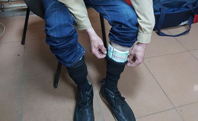 Прикордонники спіймали українця, який намагався провезти 25 тис євро у шкарпетках