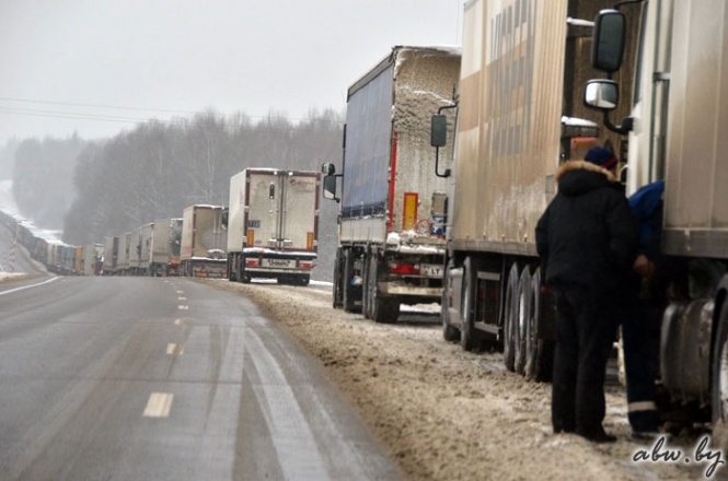 Білорусь відповіла на заборону продуктів Росією кілометровими чергами на кордоні