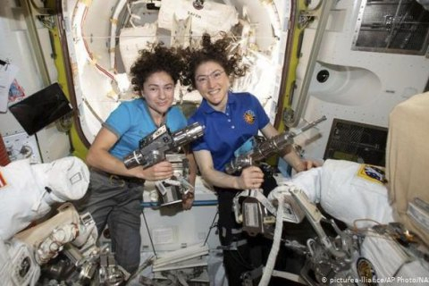 Впервые в истории в открытый космос с МКС вышли две женщины