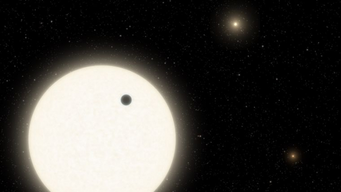 Астрономи відкрили екзопланету в системі з трьома зірками й дивною орбітою