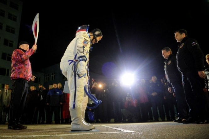 Российские космонавты вынесли олимпийский факел в космос