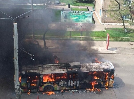 Террористы жгут автобусы в Краматорске, - фото