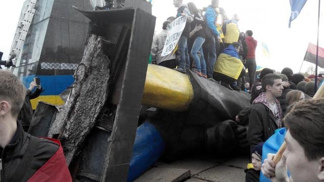 В Краматорске во время проукраинской ходы снесли памятник Ленину, - видео