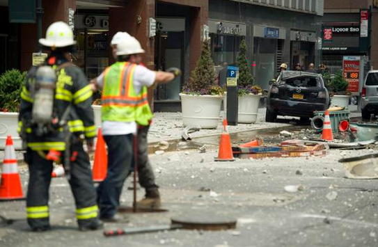 В центре Нью-Йорка на небоскреб упал строительный кран - фото