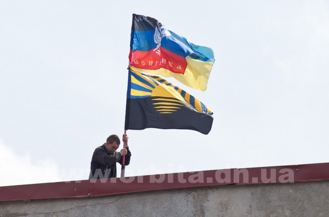 Над міськрадами  Красноармійська і Новоазовська підняли сепаратистські прапори