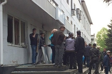 В Красноармейске террористы освободили здание милиции