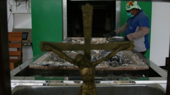 Ватикан запретил развеивать прах умерших после кремации