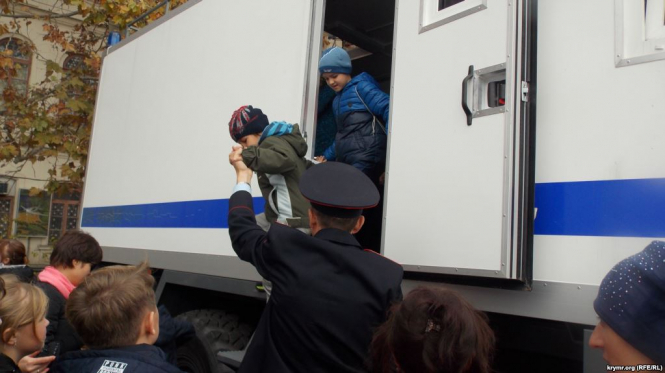 В Севастополі на честь дня МВС РФ дітям дали посидіти в автозаку