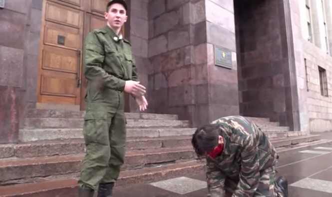 Росіянин вмився кров’ю на українському прапорі під ФСБ у Санкт-Петербурзі