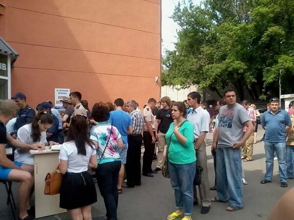 У Дніпропетровську люди стають в чергу, щоб здати кров для бійців АТО, - фото