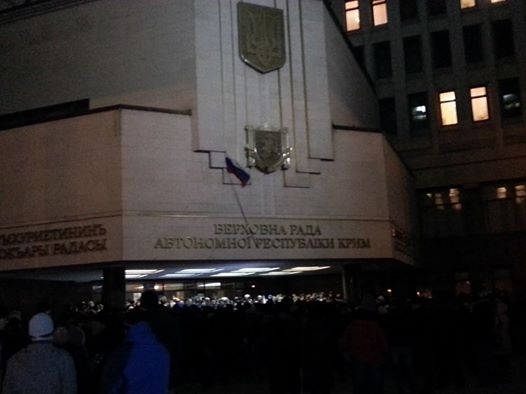 Мітингувальники повісили російський прапор на будівлі ВР Криму: скандують 