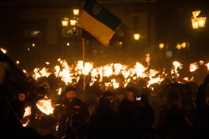 Сотни факелов пронесли Львовом в память Героев Крут