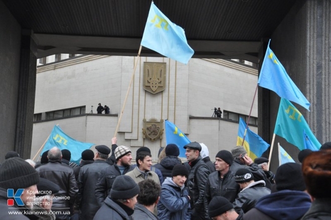 Вооруженные люди заняли здания парламента и правительства Крыма