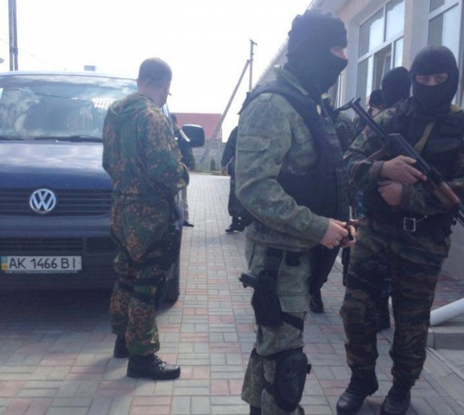 Російський спецназ вилучив комп'ютери з татарської школи і вивіз її директора