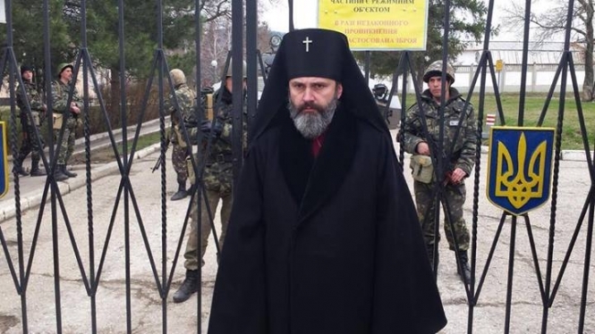 Архієпископ УПЦ КП в Криму захищає українську військову частину від російських агресорів,- фото