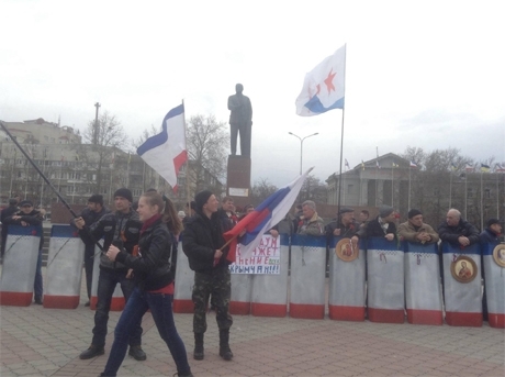 В Симферополе под дулами автоматов за объединение с Россией митингуют 200 человек, - фото