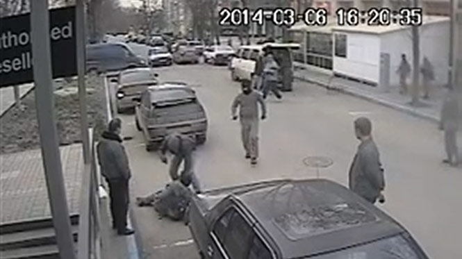 Самооборона Крыма посреди улицы ограбила журналиста, - видео