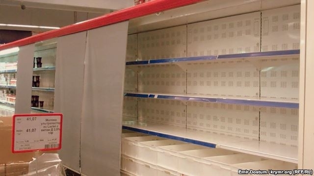 Пустые полки крымских супермаркетов стыдливо закрыли шторками, - фото