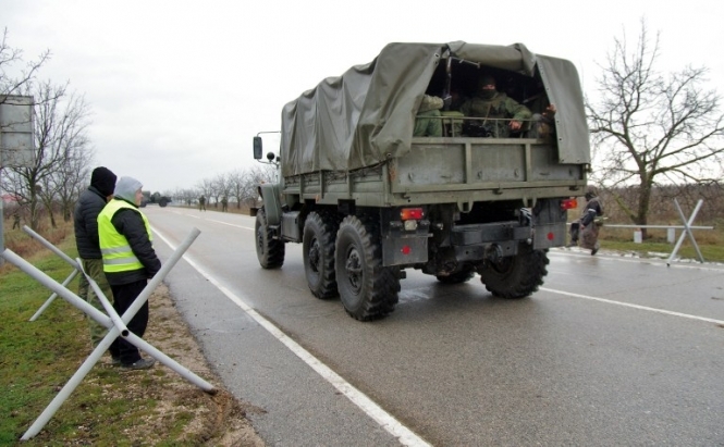 Для охраны важных объектов в Крыму Аксенов привлек российских военных