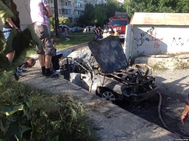 У Сімферополі в районі проживання кримських татар вибухнув автомобіль, - фото, відео
