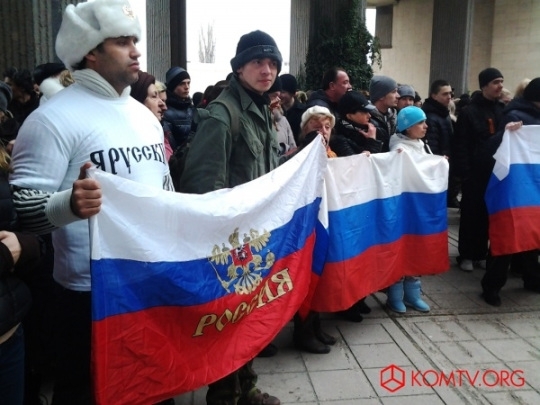 У Криму мітингувальники вимагають визначити статус республіки: автономія, незалежність чи частина Росії