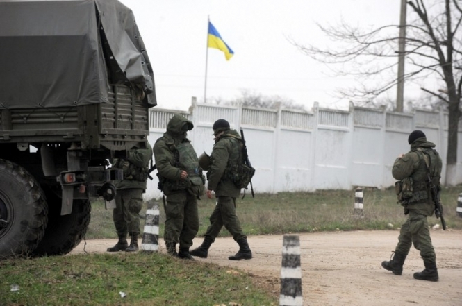 Російські загарбники захопили ще одну військову частину в Криму