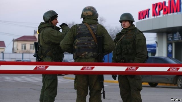Російські силовики опитують українців, які прямують із Криму на материкову частину України