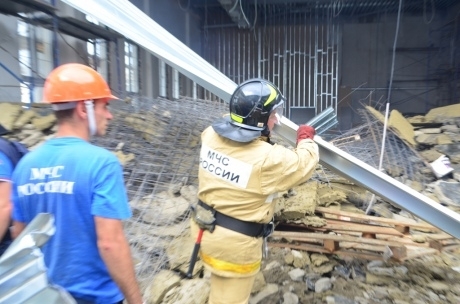 В Севастополе обвалилась крыша недостроенного кадетского училища: есть погибшие, - фото