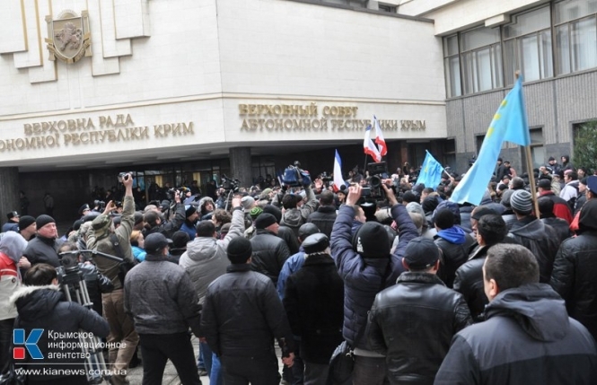 Під кримським парламентом триває неспокійний мітинг проти сепаратизму, - трансляція