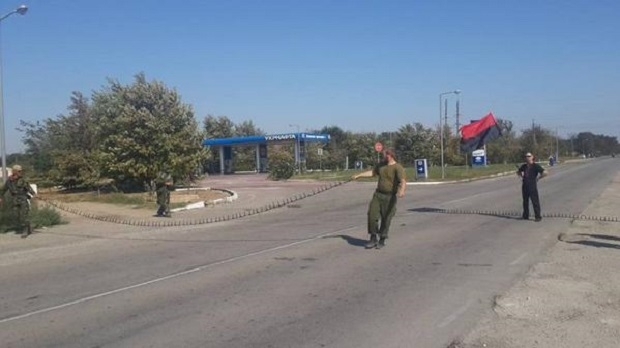Прикордонники почали пропускати вантажівки в Крим через 