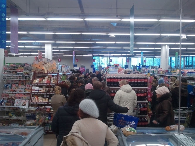 В Киеве паника: люди скупают продукты и забирают деньги из банков