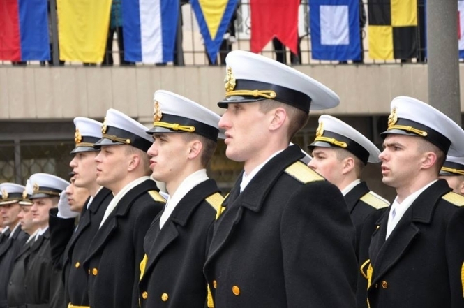 32 курсанта, которые спели гимн Украины в Крыму, получили звание лейтенантов в Одессе