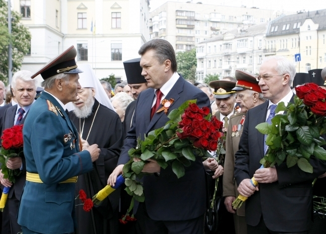 Януковичу придбають квітів на майже 1 млн гривень