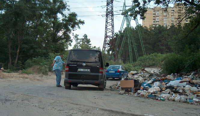 Дороги, сміття і паркування найбільше дратують мешканців українських міст