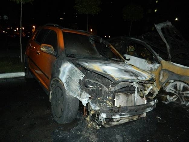 Неизвестный сжег три автомобиля на стоянке в Голосеевском районе Киева