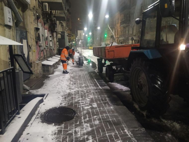 У Києві вночі випав сніг. Комунальники і понад 300 одиниць техніки боролися з негодою