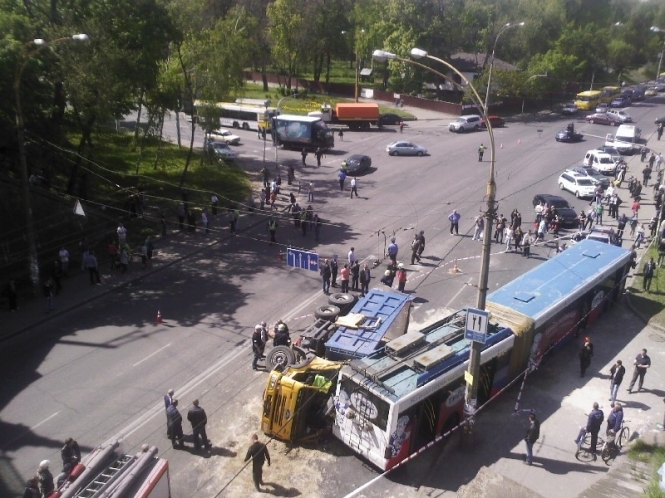 Внаслідок аварії тролейбуса у Києві постраждало 11 дітей, - фото
