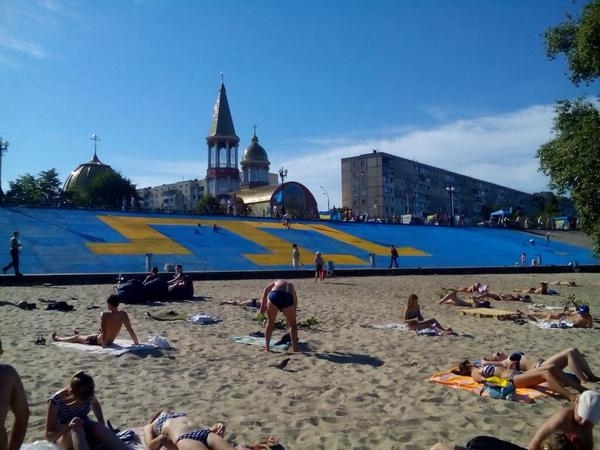 На набережной Оболони в Киеве активисты нарисовали самый большой крымскотатарский флаг