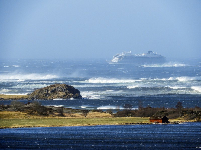 С норвежского лайнера, потерпевшего крушение у берегов Норвегии эвакуировали 300 пассажиров