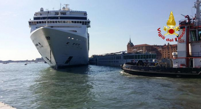В Венеции круизный лайнер врезался в теплоход с туристами