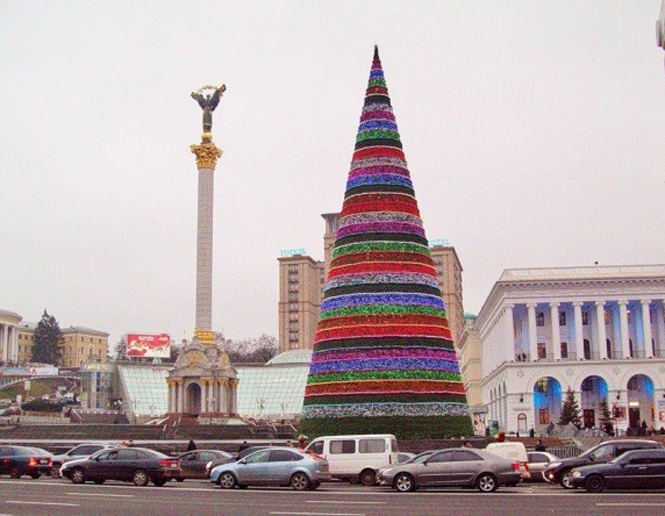 На Майдані почали монтувати новорічну ялинку