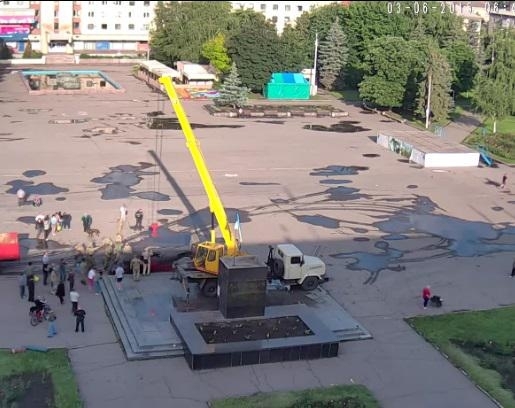 В Славянске снесли памятник Ленину, - фото