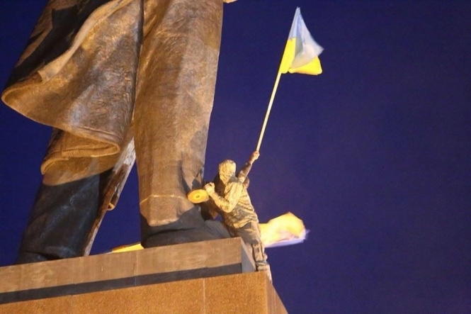 У Харкові зносять пам'ятник Леніну, - відео