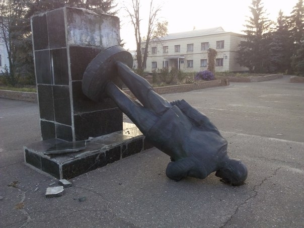 Вночі на Луганщині не встояли одразу два пам'ятники Леніну, - фото